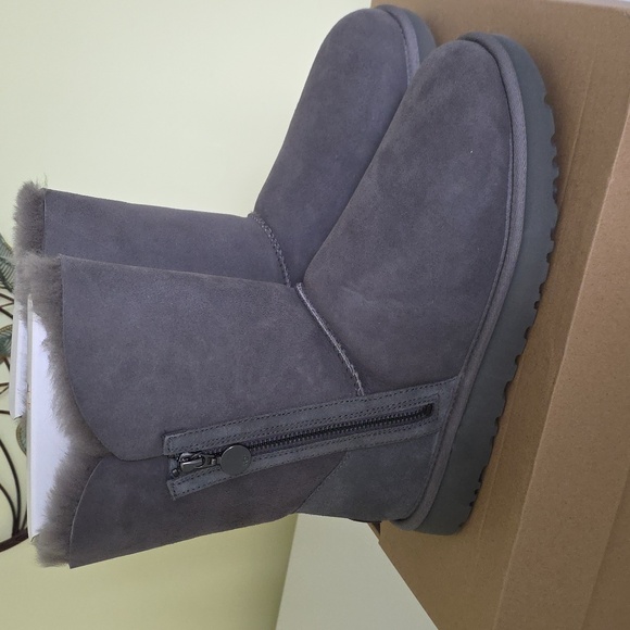 UGG Boot - Picture 2 of 3